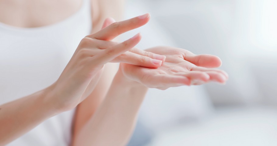 woman apply moisturizer in hand